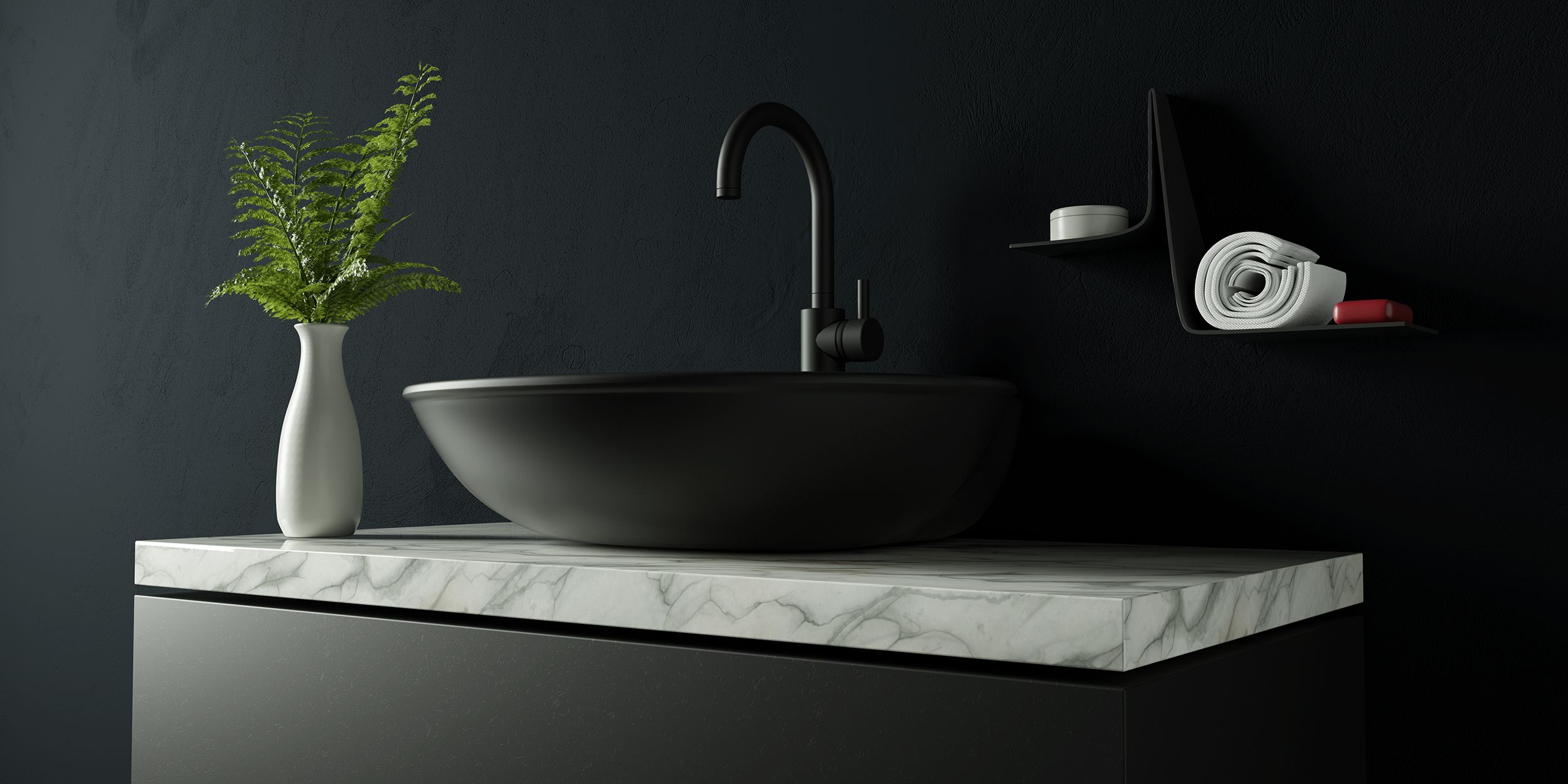 Schwarze runde Waschschale mit schwarzem Wasserhahn auf weißer Marmorarbeitsplatte vor schwarzer Wand mit weißer Vase und grünem Farn sowie schwarzem Wandregal mit weißem Handtuch und rotem Gegenstand